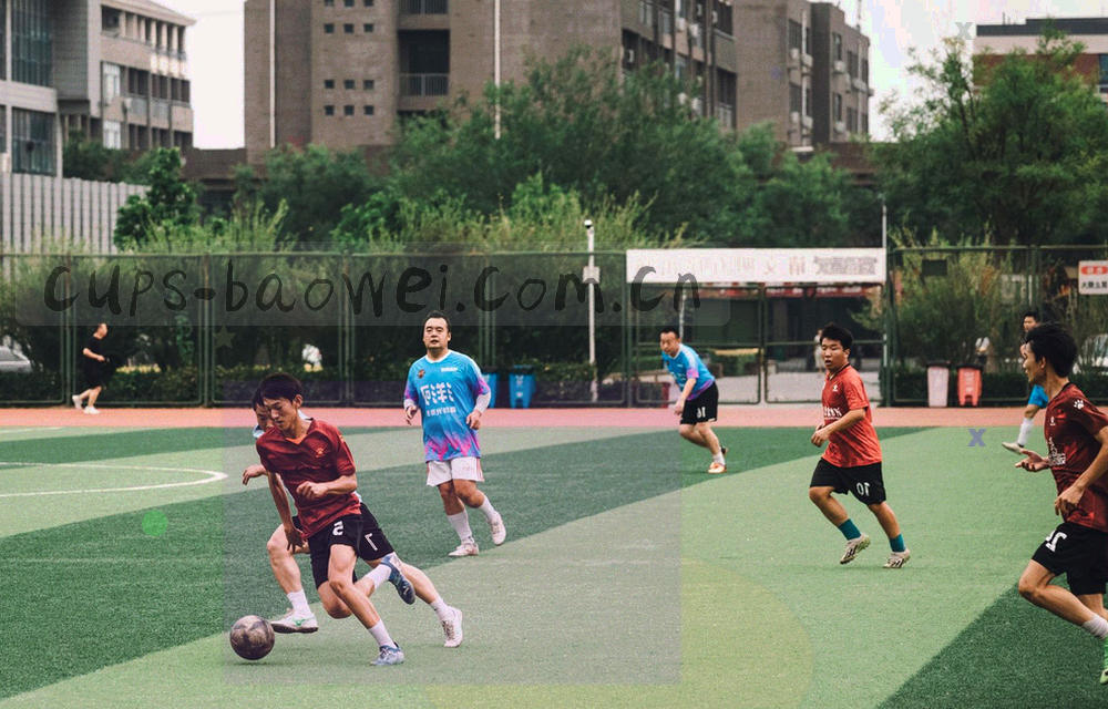 第四官员场边区域的抽象画面，电子计时装置发光，画面中不出现可辨认数字与人脸